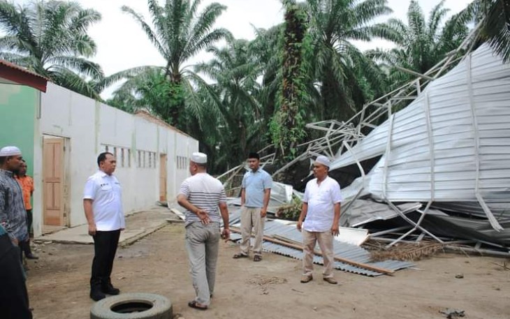 Erick Adtrada Ritonga saat lakukan peninjauan sekaligus berikan Bantuan Kepada Korban Angin Puting Beliung