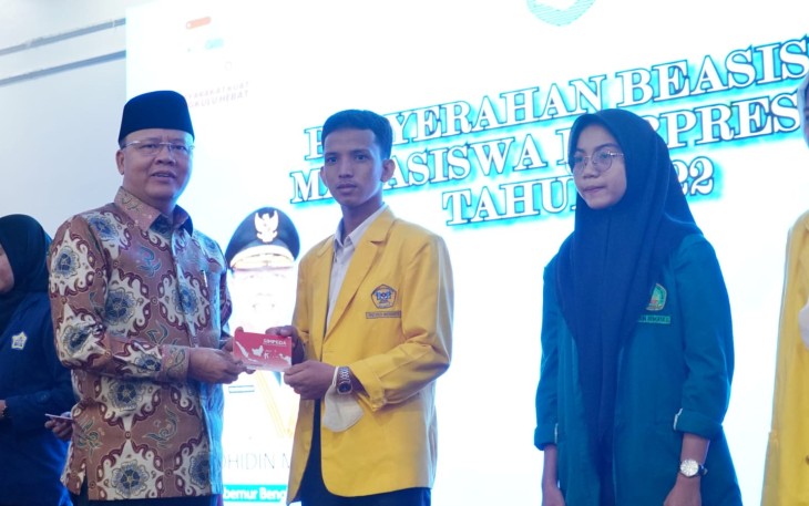 Gubernur Bengkulu Rohidin Mersyah saat memberikan beasiswa ke mahasiswa berprestasi di Balai Raya Semarak, Kamis (17/11).