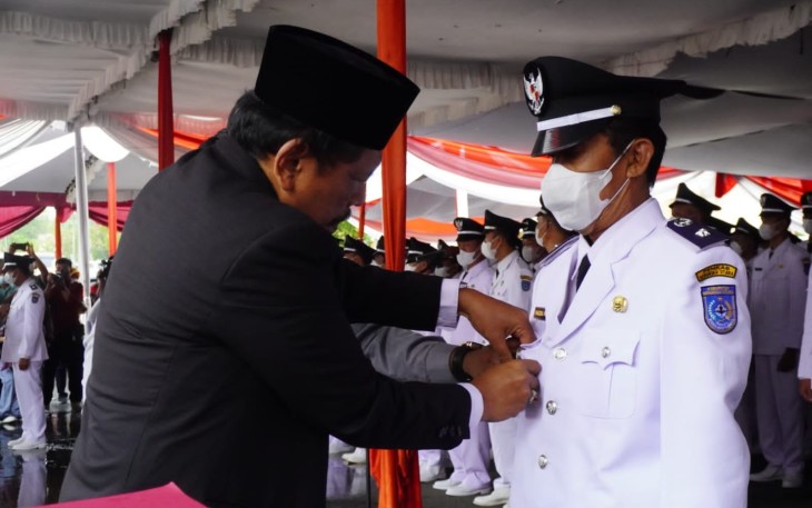 Pemasangan tanda jabatan Kades terpilih oleh Bupati Bengkulu Utara, Ir.H.Mian