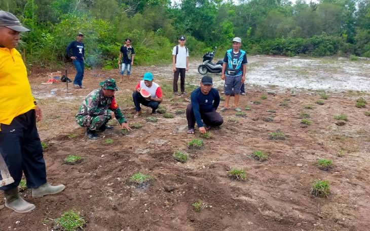 Babinsa saat Gotong Royong Perbaiki Lapangan Sepak Bola Eka Kamanang Kelurahan Tanjung Pinang 