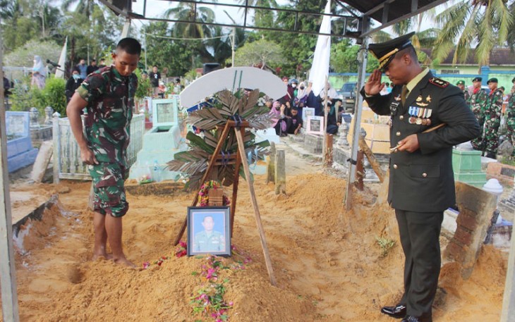 Dandim 0913/Penajam Paser Utara saat Beri Penghormatan Terakhir Kepada Almarhum Sertu Alkurianto