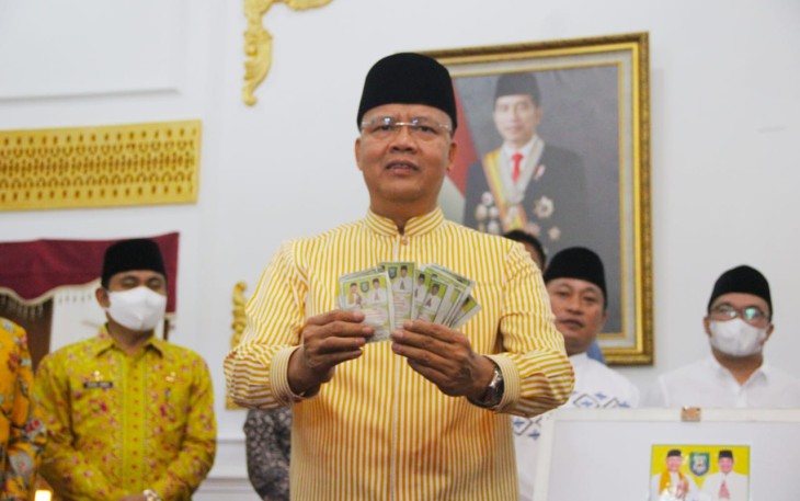 Gubernur Bengkulu Rohidin Mersyah saat pengundian Formulir THR Persembahan Gubernur Bengkulu kerjasama Pemprov Bengkulu dengan Harian Rakyat Bengkulu (RB Koran), di Gedung Daerah Balai Raya Semarak Bengkulu, Jum'at (29/04).