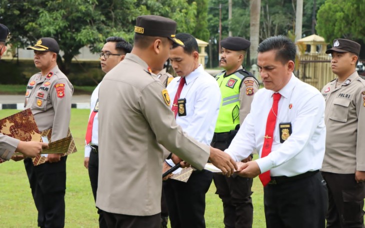 Kapolres OKU Timur saat Beri Penghargaan Personel Berprestasi