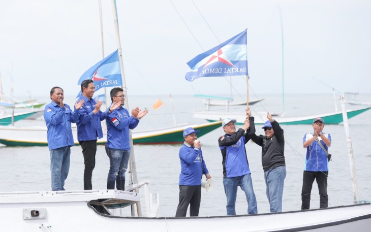 Demokrat Kabupaten Gresik saat menggelar lomba perahu klotok se-Bawean