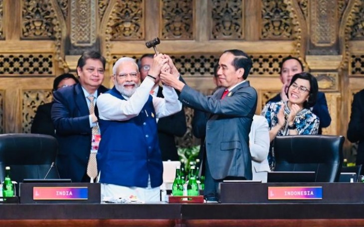 Presiden Jokowi saat tampuk presidensi G20 kepada India yang akan memegang presidensi G20 pada tahun 2023.