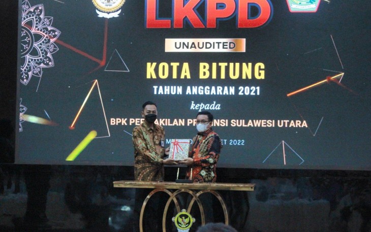 Walikota Bitung Maurits Mantiri saat menyerahkan LKPD Bitung, Jumat (18/3/22)