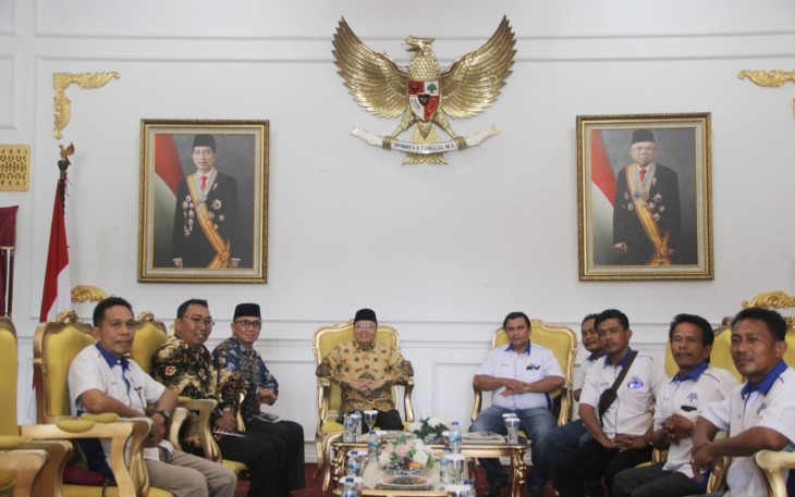 Gubernur Bengkulu Rohidin Mersyah saat terima audiensi Serikat Pekerja Agro Mandiri (SPAM) Agromuko, di Gedung Daerah Balai Raya Semarak Bengkulu, Kamis (13/10). 