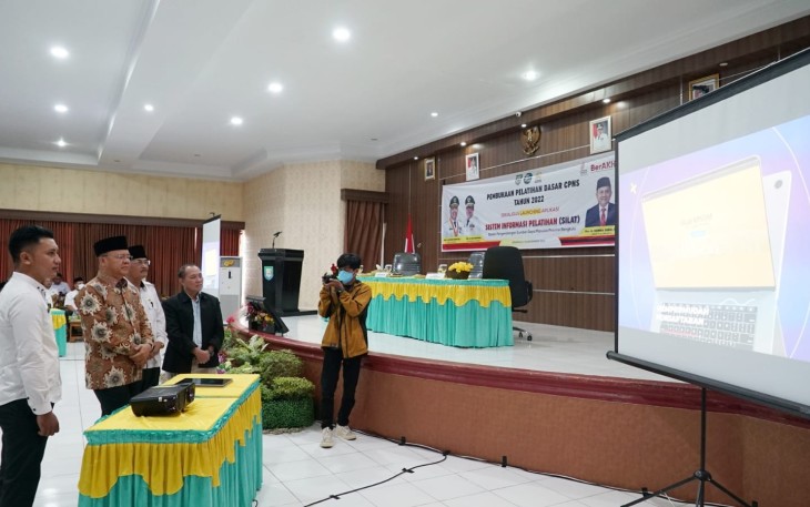 Gubernur saat launching Aplikasi E-Silat di ruang rafflesia BPSDM Provinsi Bengkulu, Rabu (16/11). 