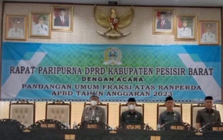 Bupati Pesibar, Agus Istiqlal, bersama Wabup, A. Zulqoini Syarif, hadir dalam rapat tersebut, bertempat di Kantor DPRD, Kecamatan Pesisir Tengah, Kamis, (06/10/2022).