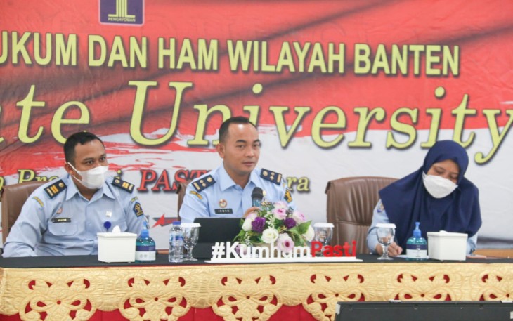 Kepala Bagian Umum Irwan Rahmat Gumilar saat rapat koordinasi bersama tim inovasi.