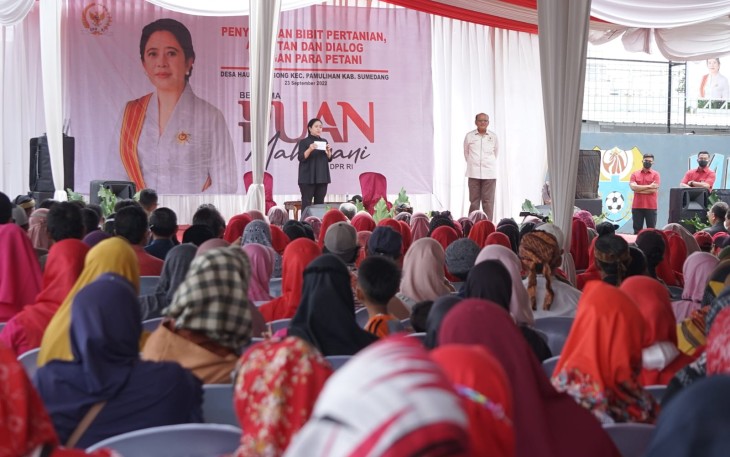 Ketua DPR RI Puan Maharani saat melakuan dialog dengan petani dan warga Desa Haurngombong, Pamulihan, Sumedang, Jawa Barat, Jumat (23/9/2022).. 