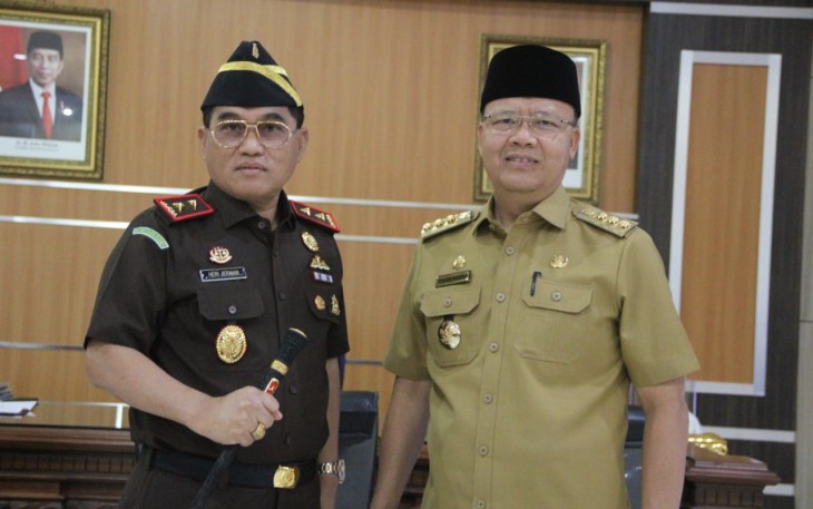 Kajati Bengkulu Heri Jerman saat foto bersama Gubernur Rohidin Mersyah, Senin (04/04).