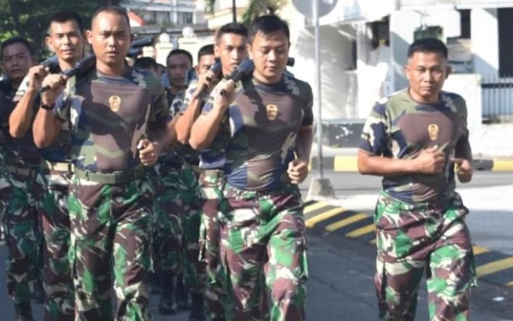 Prajurit Korem 081/DSJ saat Lari Pagi Bersenjata di Jantung Kota Madiun