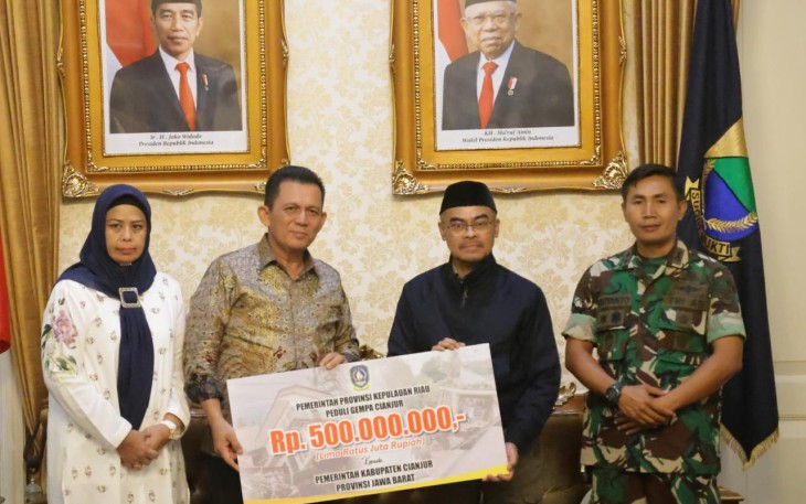 Gubernur Kepri H. Ansar Ahmad saat secara simbolis menyerahkan bantuan