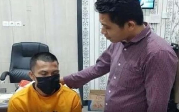 Tersangka (kenakan baju tahanan) saat diamankan petugas