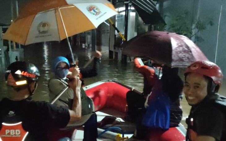 Tim saat monitoring gunakan perahu karet