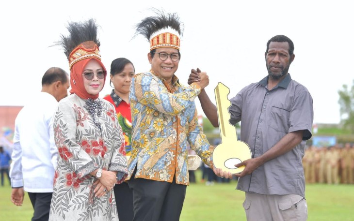 Setibanya di Merauke Menteri Desa, Pembangunan Daerah Tertinggal, dan Transmigrasi, Abdul Halim Iskandar didampingi Istri Lilik Umi Nasriyah langsung menuju Lapangan Kapsul Waktu untuk mengikuti Rangkaian Puncak HBT dan menyerahkan kunci rumah kepada 17 Kepala Keluarga Transmigran.