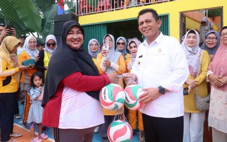 Gubernur Ansar saat Buka Turnamen Bola Volly Meral, Karimun
