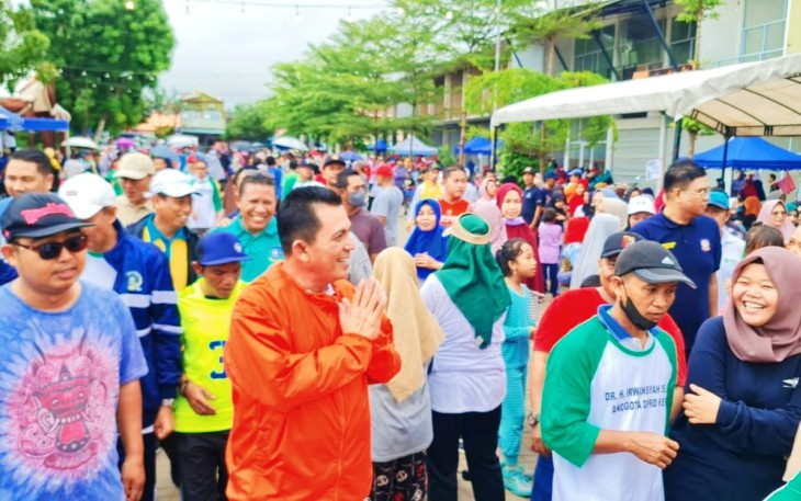 Gubernur Prov Kepri Ansar Ahmad saat berbaur dengan masyarakat