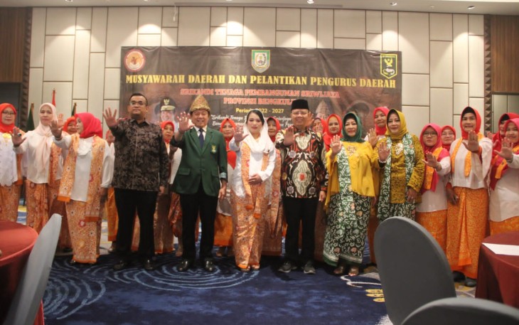 Gubernur Bengkulu Rohidin Mersyah saat hadir sekaligus memberikan sambutan pada Musyawarah Daerah (Musda) dan Pelantikan Pengurus Daerah Srikandi Tenaga Pembangunan (TP) Sriwijaya Provinsi Bengkulu Periode 2022 - 2027, di Hotel Mercure Bengkulu, Sabtu (16/07).