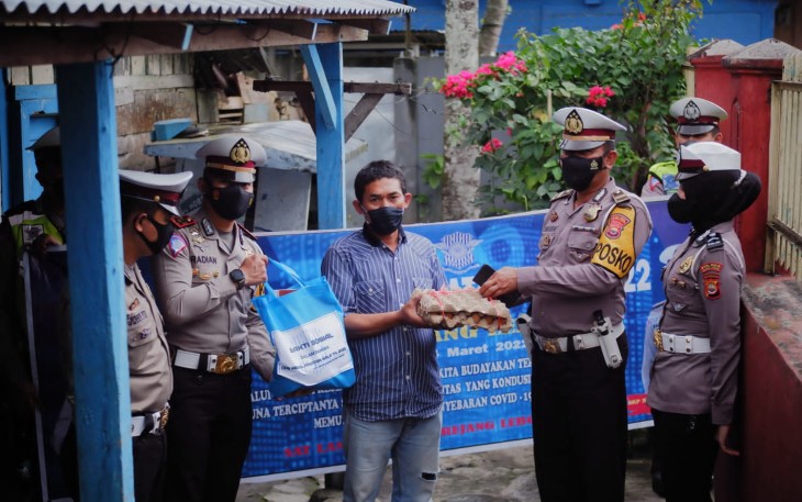 Polisi Bagikan Sembako Kepada Masyarakat