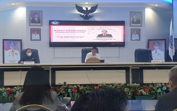 Pejabat Sekda Kota Bitung Rudy Theno saat memimpin rapat kordinasi