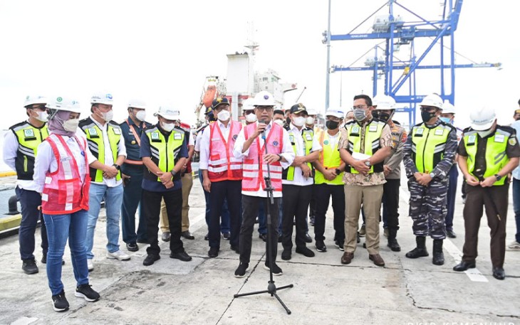 Menhub saat meninjau Pelabuhan Kuala Tanjung dan KEK Sei Mangkei, Sabtu (24/9).