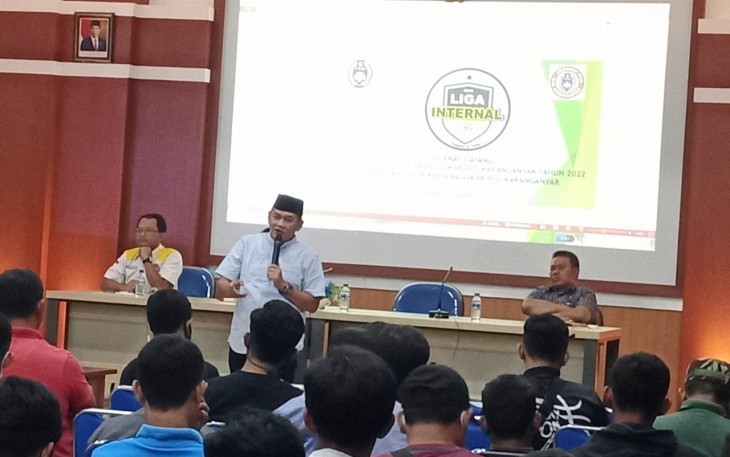 Prihanto (berdiri memakai peci) saat memimpin rapat persiapan Liga Internal Askab PSSI Karanganyar, Jumat  (22/4/2022).