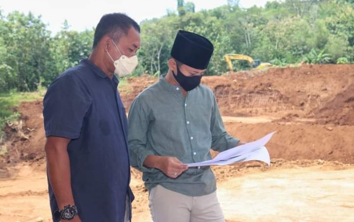 Bupati Trenggalek, Mochamad Nur Arifin, saat meninjau lokasi tambang batuan di Desa Jambu, Kecamatan Tugu.