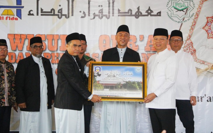Gubernur Rohidin saat hadir sekaligus melepas Wisuda Hafidz Qur'an dan Santri Pesantren Qur'an Al Fida Bengkulu, di Ponpes Qur'an Al Fida Kota Bengkulu, Kamis (16/06).