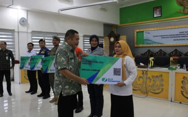Pemkab Labuhanbatu saat Serahkan Kartu BPJS Ketenagakerjaan Non ASN 
