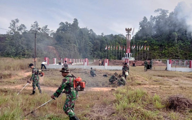 Satgas Pamtas Yonif 645/Gty saat Laksanakan Karya Bhakti Pembersihan