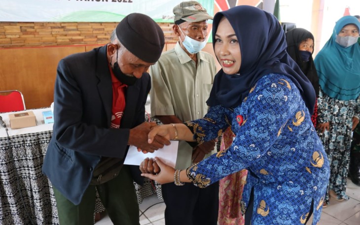 Wakil Bupati Blora Tri Yuli Setyowati menyerahkan BLT dampak inflasi kepada masyarakat kurang mampu.