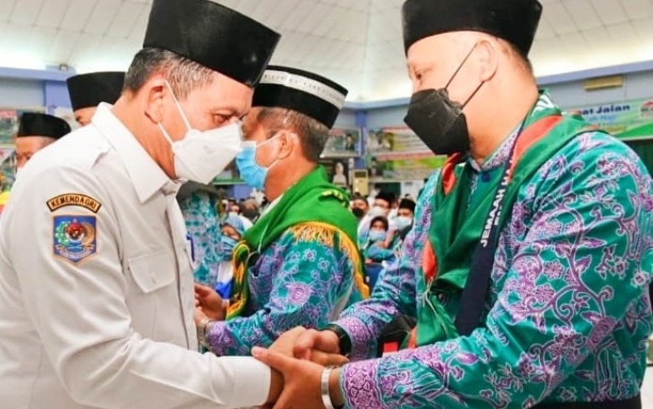 Gubernur Ansar mewakili Pemerintah Provinsi Kepulauan Riau dan Pemerintah Kabupaten/ Kota Provinsi Kepulauan Riau mengucapkan selamat menunaikan ibadah haji dan berpesan menjaga nama baik bangsa di tanah suci. 