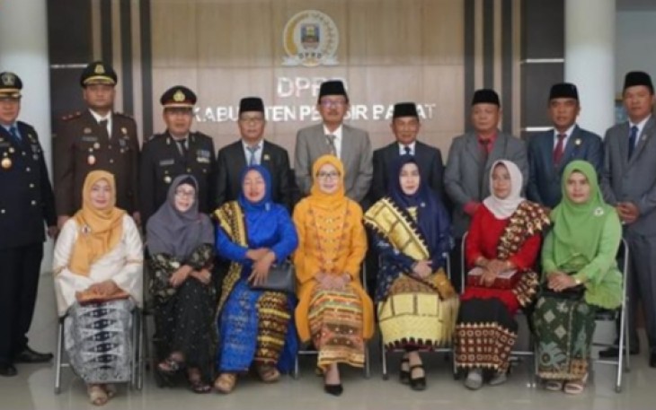 Foto besama usai rapat paripurna