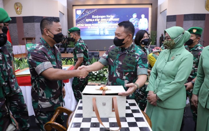Kasad Jenderal TNI Dudung Abdurachman saat memberikan pengarahan kepada para Komandan Satuan di Makodam Jaya sebagai bagian dari rangkaian Kunjungan Kerja di Kodam Jaya, Senin (14/3/2022).