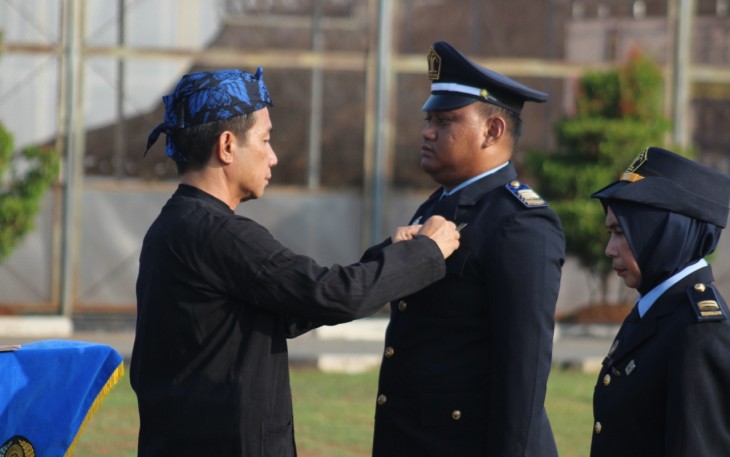Kalapas Cilegon saat Sematkan Satyalancana Karya Satya kepada pegawai di lingkungan Lapas Kelas IIA Cilegon Kemenkumham Banten.