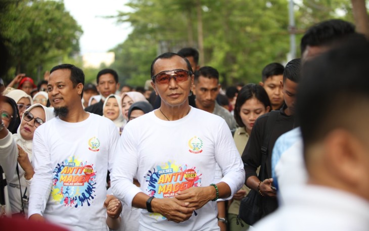 Pangdam XIV/Hasanuddin Mayjen TNI Dr. Totok Imam Santoso, S.I.P., S.Sos., M.Tr. (Han) saat ikuti Jalan Sehat Peringati HUT ke-353 Sulsel 