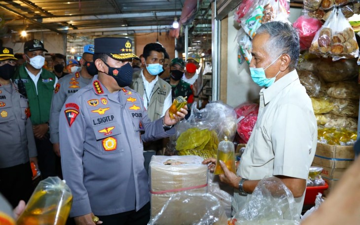 Kapolri Jenderal Listyo Sigit Prabowo saat cek migor di pasar