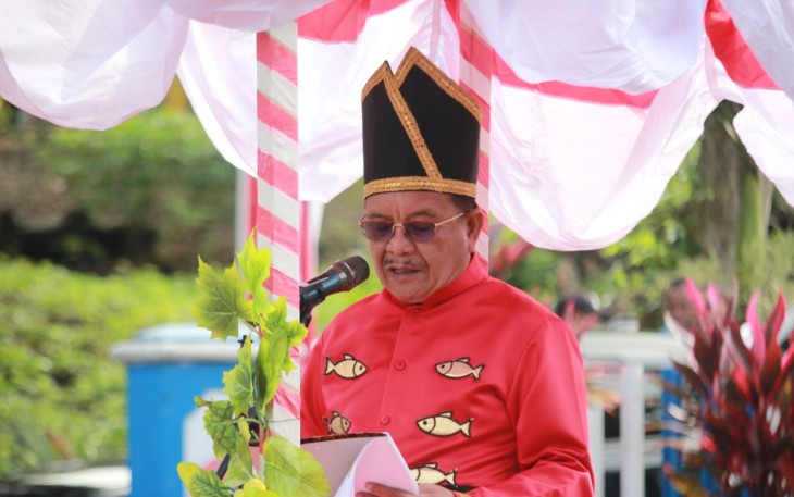 Wali Kota Bitung, Maurits Mantiri saat membacakan sambutan Menteri Hukum dan Hak Asasi Manusia
