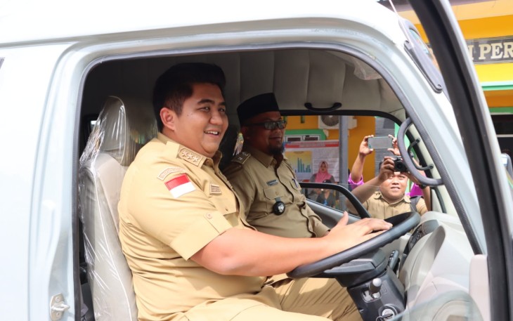 Roby saat Serahkan Satu Unit Mini Bus di Desa Berakit.