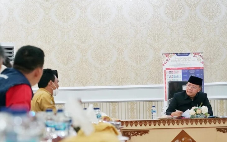 Gubernur Bengkulu saat menerima audiensi Perwakilan Forum Komunikasi Tenaga Harian Lepas Tenaga Bantu Penyuluh Pertanian Bengkulu dan Perwakilan Tenaga Harian Lepas Penyuluh Perkebunan (THL-PP), di Balai Raya Semarak, Senin (12/9).