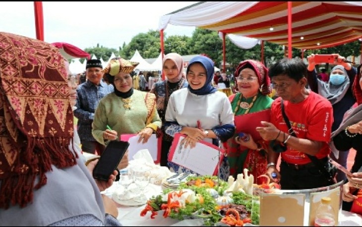 Ibu Wakil Gubernur Sumbar Fitria Amalia Audy, berbalut baju kurung dengan motif khas Kota Solok.