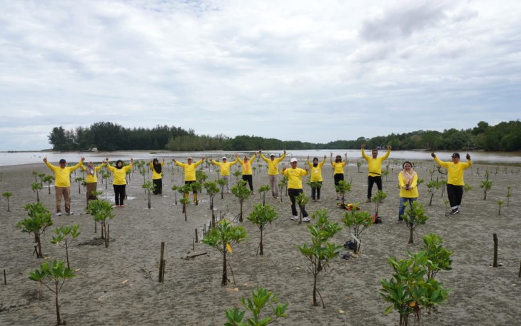 Gubernur Rohidin saat Tanam Bibit Mangrove di Kampung Jenggalu Kito