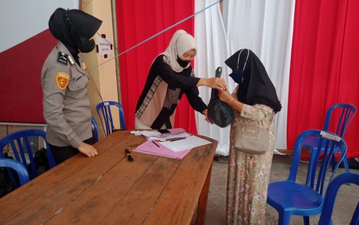 Polres Bengkulu Bagikan Bahan Pokok Untuk Masyarakat Ikut Vaksin