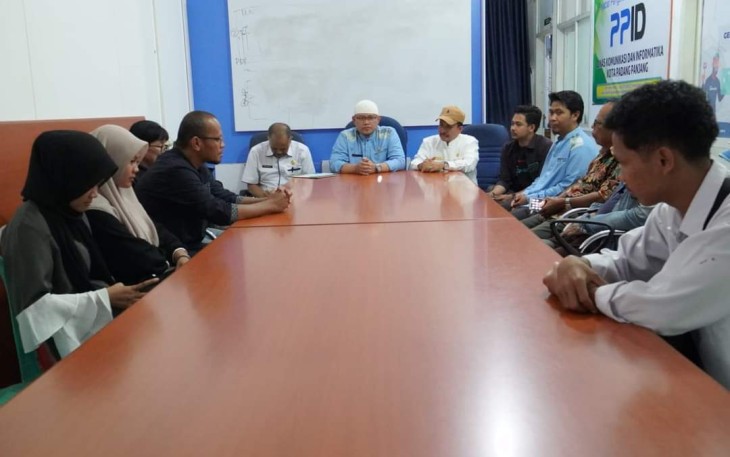 Jumpa pers Pemko Padang Panjang bersama para jurnalis di ruangan rapat Dinas Komunikasi dan Informatika.