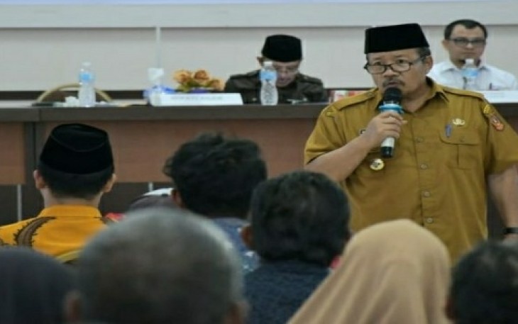 Bupati Agam Andri Warman minta mahasiswa meningkatkan prestasi.
