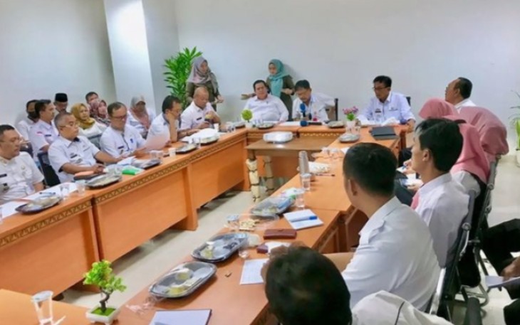Rapat Expos Jalan Tol Trans Sumatra Bengkulu-Lampung via Krui. Rapat dipimpin Bupati Pesibar, Agus Istiqlal berlangsung di Ruang Media Center Kominfo, Koplek Perkantoran Pemkab Pesibar, Rabu (26/10/2022).