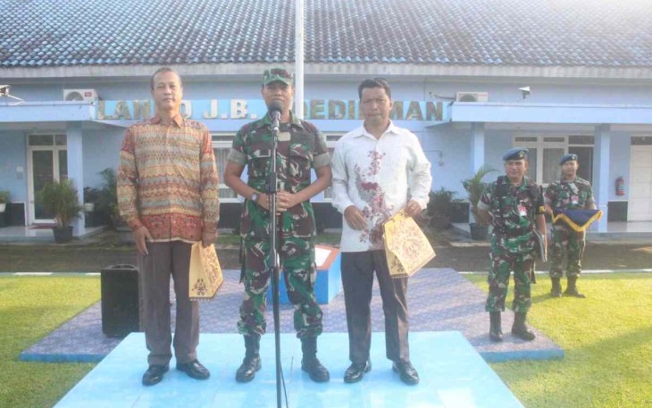 Danlanud saat bersama dua personelnya purna tugas