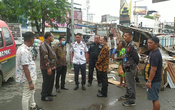 Pedagang di Terminal Aksara saat Kosongkan Lapak Secara Sukarela